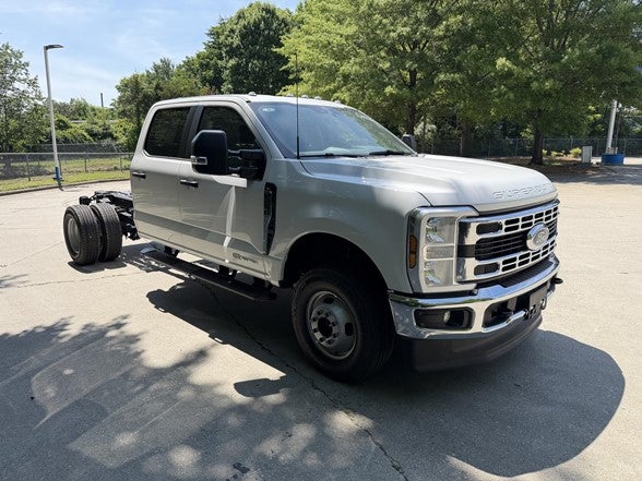 2026 Ford Super Duty F-350 DRW XL 4WD Crew Cab 179" WB 60" CA