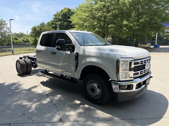2026 Ford Super Duty F-350 DRW XL 4WD Crew Cab 179" WB 60" CA